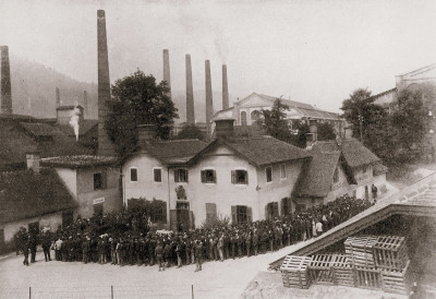 Arbeiter stellen sich um Zigaretten an, © IMAGNO/Austrian Archives