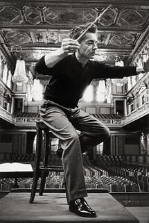 Herbert von Karajan bei einer Probe (1)