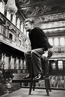Herbert von Karajan bei einer Probe (2)