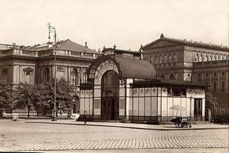 Stadtbahn-Haltestelle am Karlsplatz