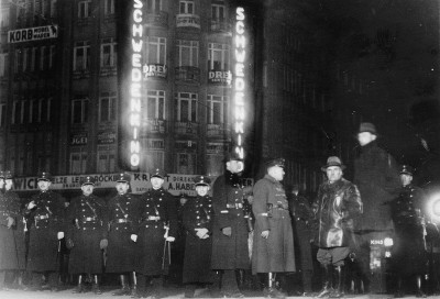 Sicherheitsbeamte vor einem Kino, © IMAGNO/Austrian Archives (S)