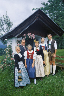 Kitzbühler Bauernfamilie in Tracht, © IMAGNO/Gerhard Trumler