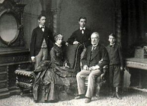 Gruppenportrait der Familie Mayhofer