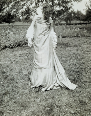 Emilie Flöge in einem von Klimt entworfenen Kleid, © IMAGNO/Austrian Archives