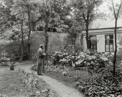 Gustav Klimt im Garten vor seinem Atelier, © IMAGNO/Austrian Archives