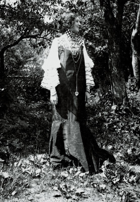 Emilie Flöge in einem von Klimt entworfenen Konzert-Kleid, © IMAGNO/Austrian Archives