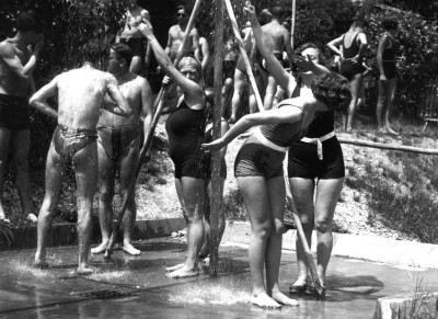 Badegäste beim Duschen, © IMAGNO/Austrian Archives
