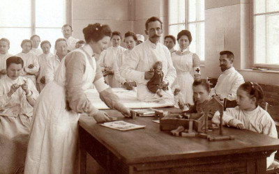 Ärzte und Krankenschwestern mit Patienten, © IMAGNO/Austrian Archives