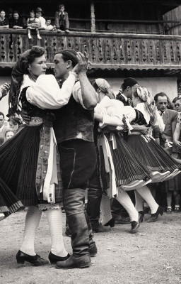 Tanzende Paare in slowenischer Festtracht, © IMAGNO/Franz Hubmann