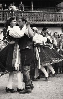 Tanzende Paare in slowenischer Festtracht