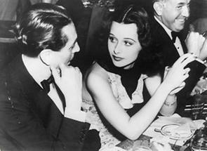 Hedy Lamarr, Reginald Gardiner und Jack Warner