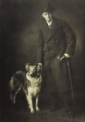 Rudolf von Larisch mit Hund, © IMAGNO/Austrian Archives