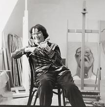 Maria Lassnig in ihrem Atelier