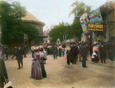 Belebte Straße im Volksprater mit dem Flohzirkus, © IMAGNO/Öst. Volkshochschularchiv