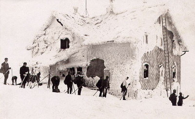 Ein Haus in Eis und Schnee, © IMAGNO/Austrian Archives