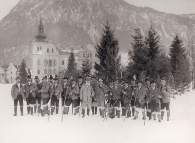 Jagdgruppe vor Schloß Grubhof, © IMAGNO/Austrian Archives