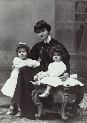 Alma Mahler zusammen mit ihren Kindern, © IMAGNO/Österreichisches Theatermuseum