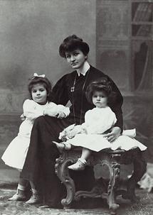 Alma Mahler zusammen mit ihren Kindern