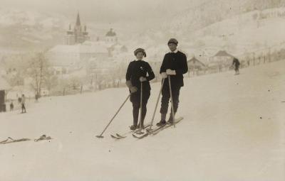Zwei Skifahrer auf der Piste von Mariazell, © IMAGNO/Austrian Archives