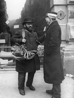 Ein jüdischer Hausierer und ein Dienstmann, © IMAGNO/Austrian Archives