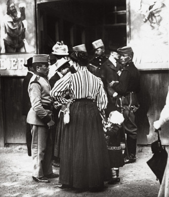Dienstmädchen und Militär im Prater, © IMAGNO/Austrian Archives
