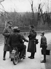 Polizeikontrolle eines Motorradfahrers