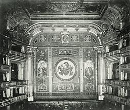 Proszenium und Vorhang der Wiener Hofoper