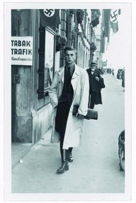 Junger Mann auf einer Straße mit Hakenkreuzen, © IMAGNO/Skrein Photo Collection