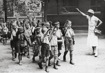 Schulkinder üben Hitlers Gruss, © IMAGNO/Austrian Archives