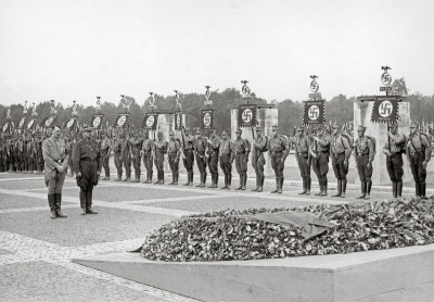 Hitler und Stabschef Röhm beim Ehrenmal in Nürnberg, © IMAGNO/Austrian Archives