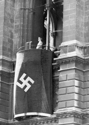 Adolf Hitler vor dem Rathaus in Wien, © IMAGNO/Austrian Archives