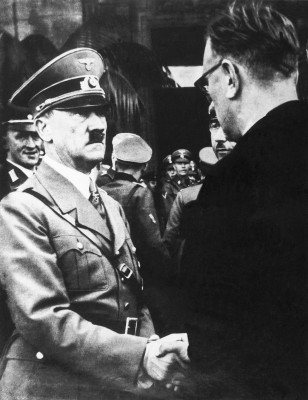 Adolf Hitler begrüßt Arthur Seyß-Inquart, © IMAGNO/Austrian Archives