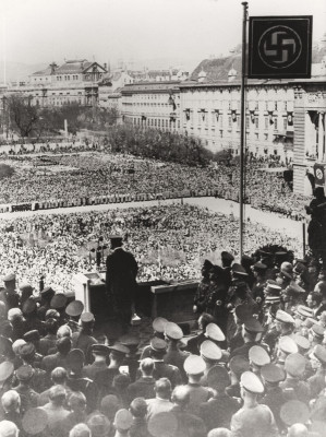 Adolf Hitler am Wiener Heldenplatz, © IMAGNO/Austrian Archives