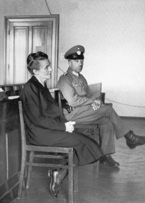 Karoline Redler vor dem Wiener Volksgerichtshof, © IMAGNO/Austrian Archives