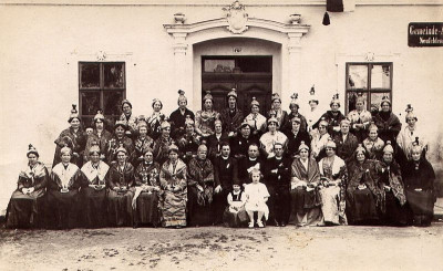 Gruppenportrait nach Glockenweihe, © IMAGNO/Austrian Archives