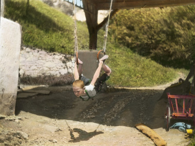 Bub auf Ringen schaukelnd, © IMAGNO/Öst. Volkshochschularchiv