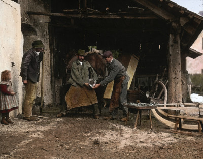 Schmiede beim Beschlagen eines Pferdes, © IMAGNO/Öst. Volkshochschularchiv