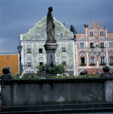 Barockhäuser und Brunnen in Obernberg am Inn, © IMAGNO/Franz Hubmann