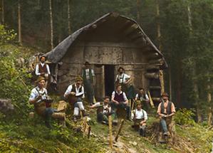 Holzknechte vor der Hütte