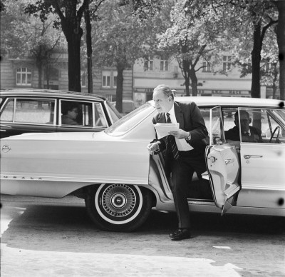 Innenminister Franz Olah steigt aus einem Auto, © IMAGNO/Barbara Pflaum