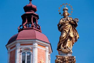 Mariensäule (1681) mit Turm der Stiftskirche, Pöllau