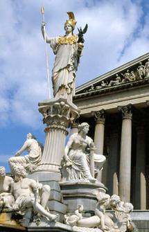 Statue der Pallas Athene vor dem Parlament