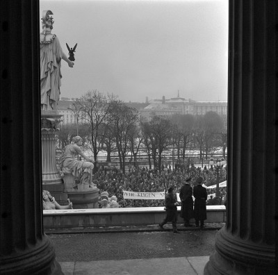 Studentendemonstration vor dem Parlament in Wien, © IMAGNO/Barbara Pflaum