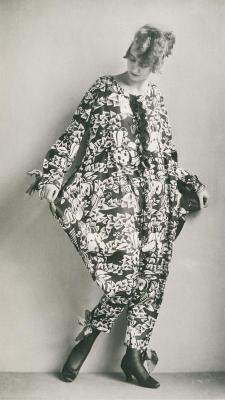 Pyjama aus einem Wiener Werkstätte Stoff, © IMAGNO/Austrian Archives