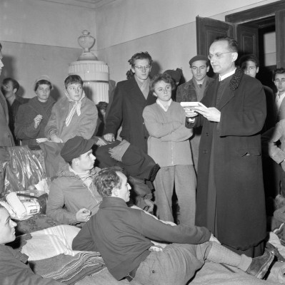 Pfarrer betet mit Ungarischen Flüchtlingen, © IMAGNO/Barbara Pflaum