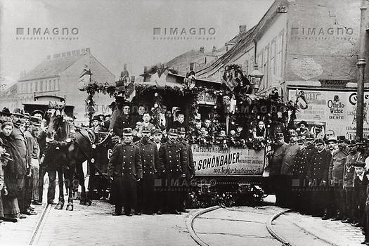 Der letzte Wagen der Wiener Pferdetramway. Photographie. 28. Jänner 1902