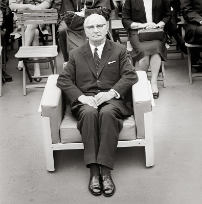 Bundespräsident Jonas in einem Sessel von Walter Pichler, © IMAGNO/Christian Skrein
