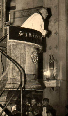 Predigt eines Priesters von der Kanzel, © IMAGNO/Austrian Archives