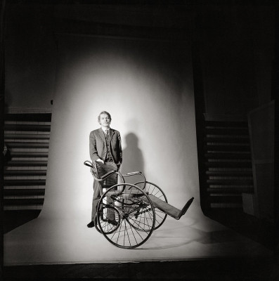 Reinhard Priessnitz mit einem Thonet-Rollstuhl, © IMAGNO/Christian Skrein
