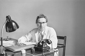 Viktor Frankl an seinem Schreibtisch um 1950